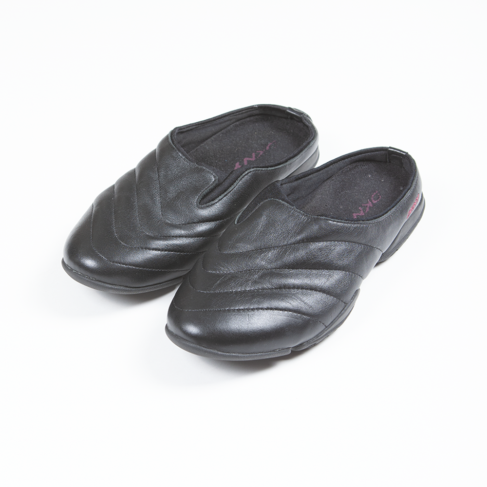 2000's Dkny leather slip on mules