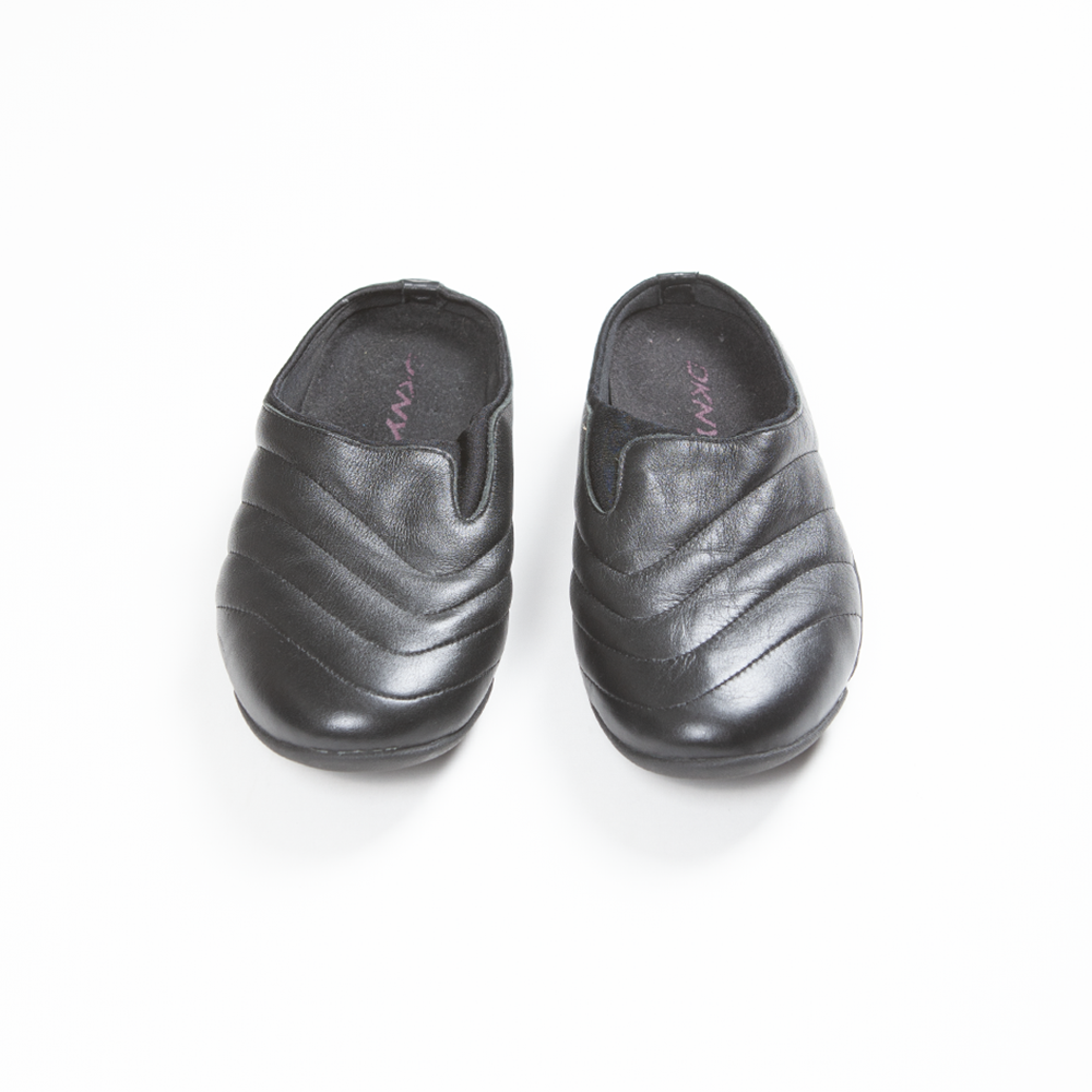 2000's Dkny leather slip on mules